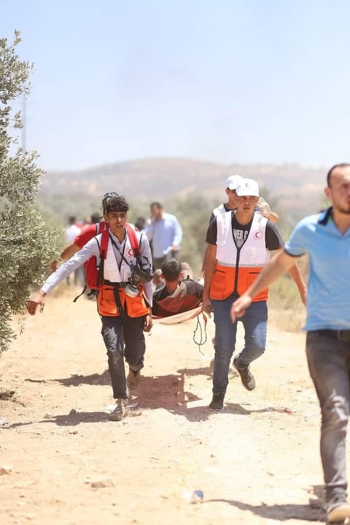 PalEvePlus's tweet photo. FollowUp | West Bank

15 Palestinians were wounded with live and metal bullets during the confrontations that erupted with Palestinians and Israeli occupation forces in the town of Beita in Nablus. #ApartheidIsrael #IsraeliCrimes #IsraeliTerrorists https://t.co/OGI2BhLWGV