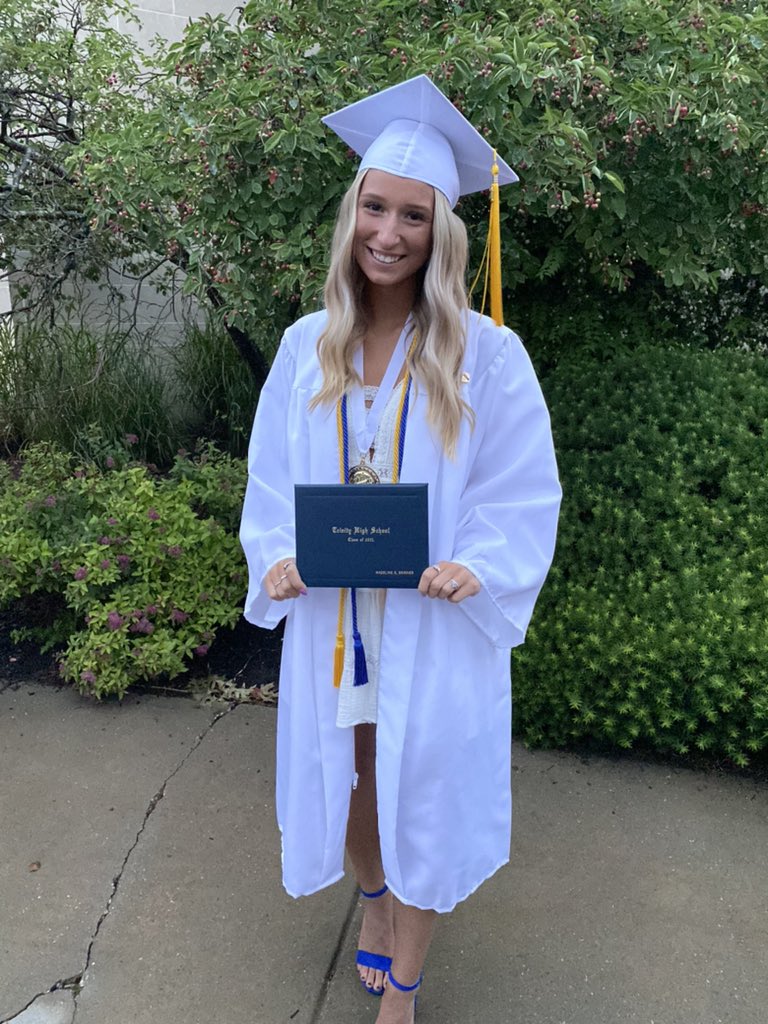 mamaskinner21's tweet photo. Couldn’t be prouder of you @maddyskinner_ I can’t wait to start this next journey with you @bgsu here we come. Love you!! https://t.co/EkUJNIOCDz
