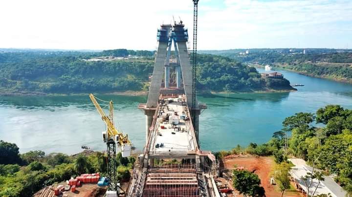 mopcparaguay's tweet photo. La construcción del segundo puente que unirá al este de 🇵🇾 con 🇧🇷, avanza desde ambas márgenes del río Paraná. 
Esta semana concluyó el empuje del cuarto y último tramo del tablero y con ello, esta sección ya cuenta con 110 metros de longitud.

Más 👉🏼 https://t.co/BJhRL4vg8y https://t.co/w465I83sSS