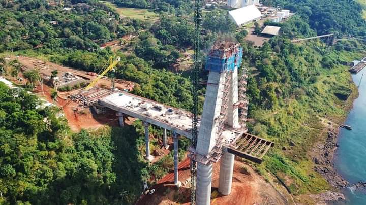mopcparaguay's tweet photo. La construcción del segundo puente que unirá al este de 🇵🇾 con 🇧🇷, avanza desde ambas márgenes del río Paraná. 
Esta semana concluyó el empuje del cuarto y último tramo del tablero y con ello, esta sección ya cuenta con 110 metros de longitud.

Más 👉🏼 https://t.co/BJhRL4vg8y https://t.co/w465I83sSS