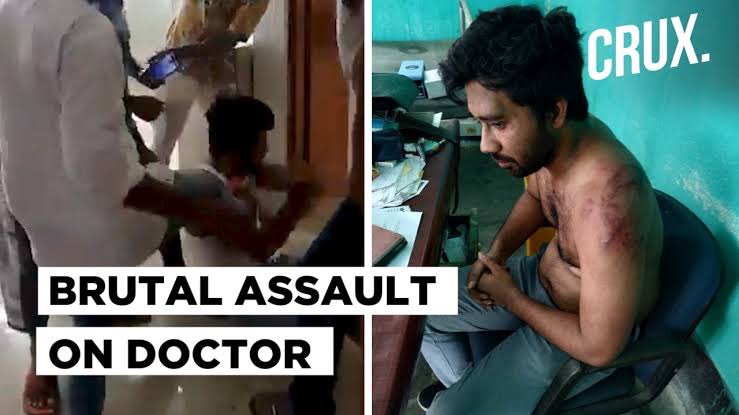 Avanees77543234's tweet photo. Doctors know how to treat their wounds it’s not the same for other people no ayurvedic treatment can cure a cerebral haemorrhage no homeopathy can stop a infarcted heart no unani can prevent polio so think about future #iStandWithDoctors #StopViolenceAgainstDoctors #MedTwitter https://t.co/SF45Y05wSc