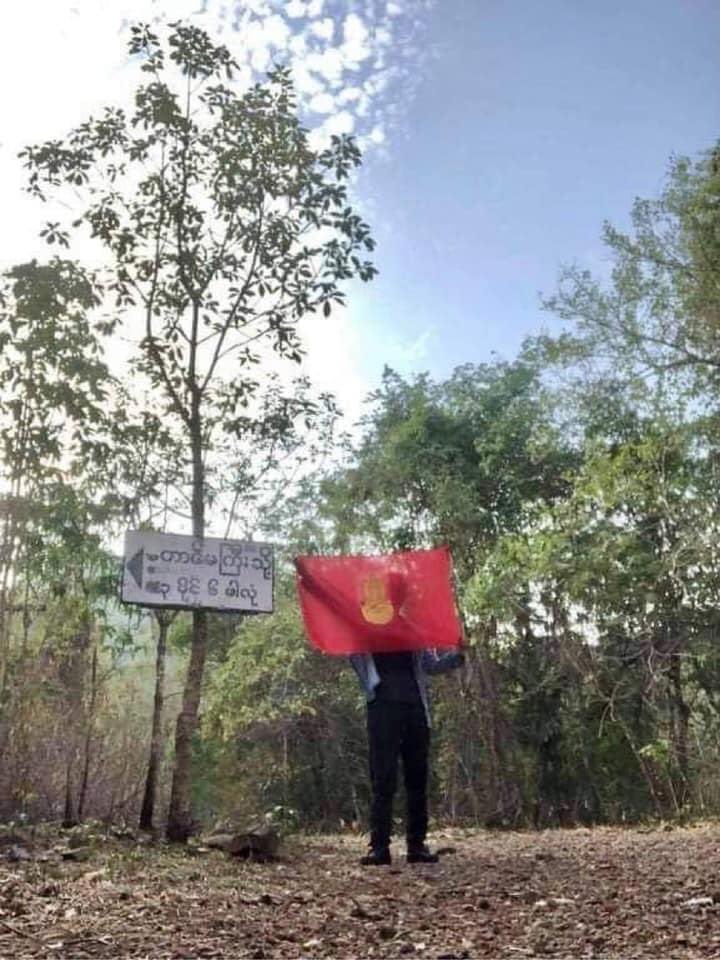 MyatSuThin4's tweet photo. Youths from #Bagan protest on the #MountPopa today and hoisted "three fingers Salute" Flag and also held in remembrance of Ko Moe Myint Aung who was brutally killed by the Junta.
#WhatsHappeningInMyanmar
#June4Coup https://t.co/XBHy2fBCAi