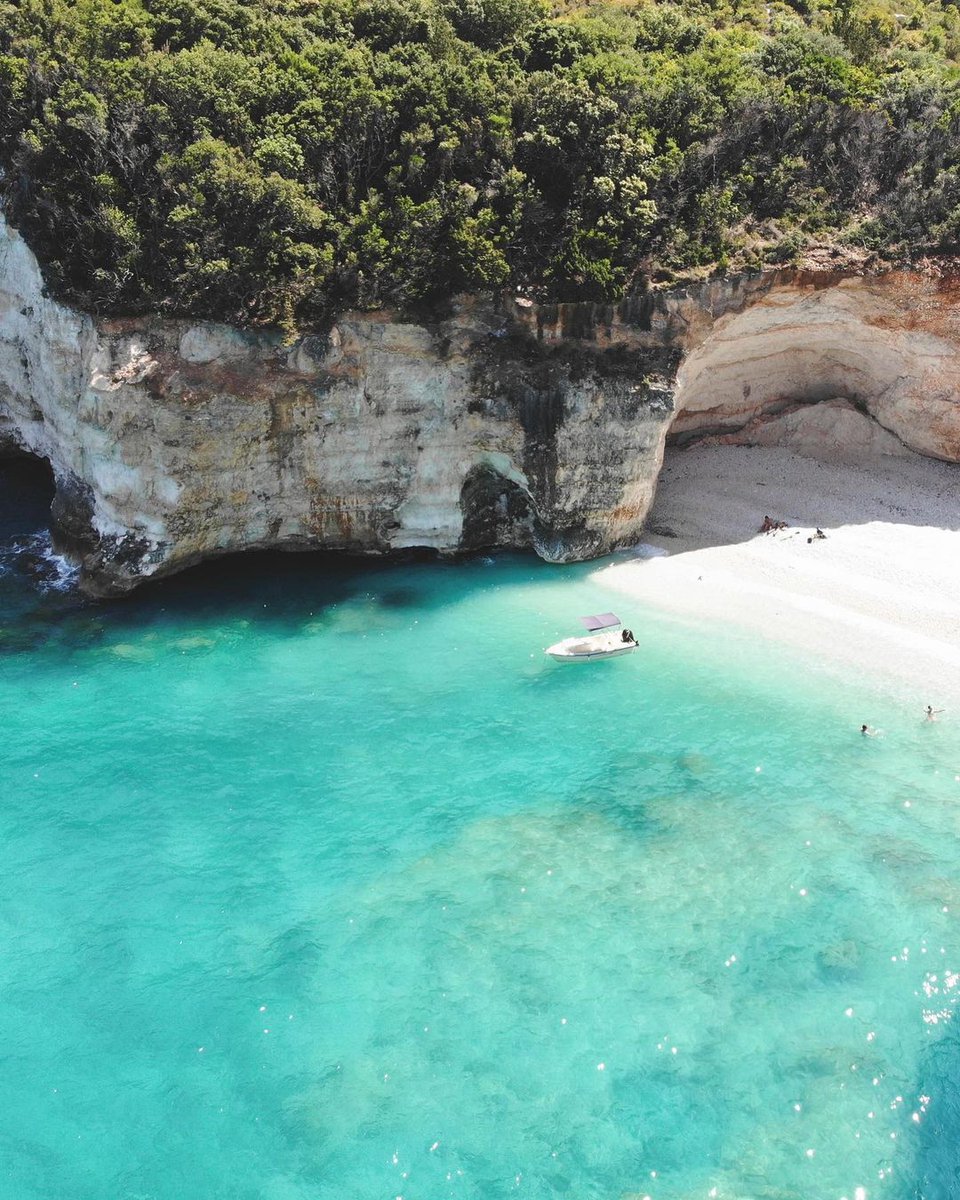 GreekPictures's tweet photo. #Fteri beach, is paradise on Earth! Turquoise waters, amazing dramatic coastline, unique scenery, all combined create a magical environment. It is one of the most beautiful hidden beaches of #Kefalonia, near Lixouri city and you can get there only by boat.
IG 📷 palomainraw https://t.co/Fv9vd3t236