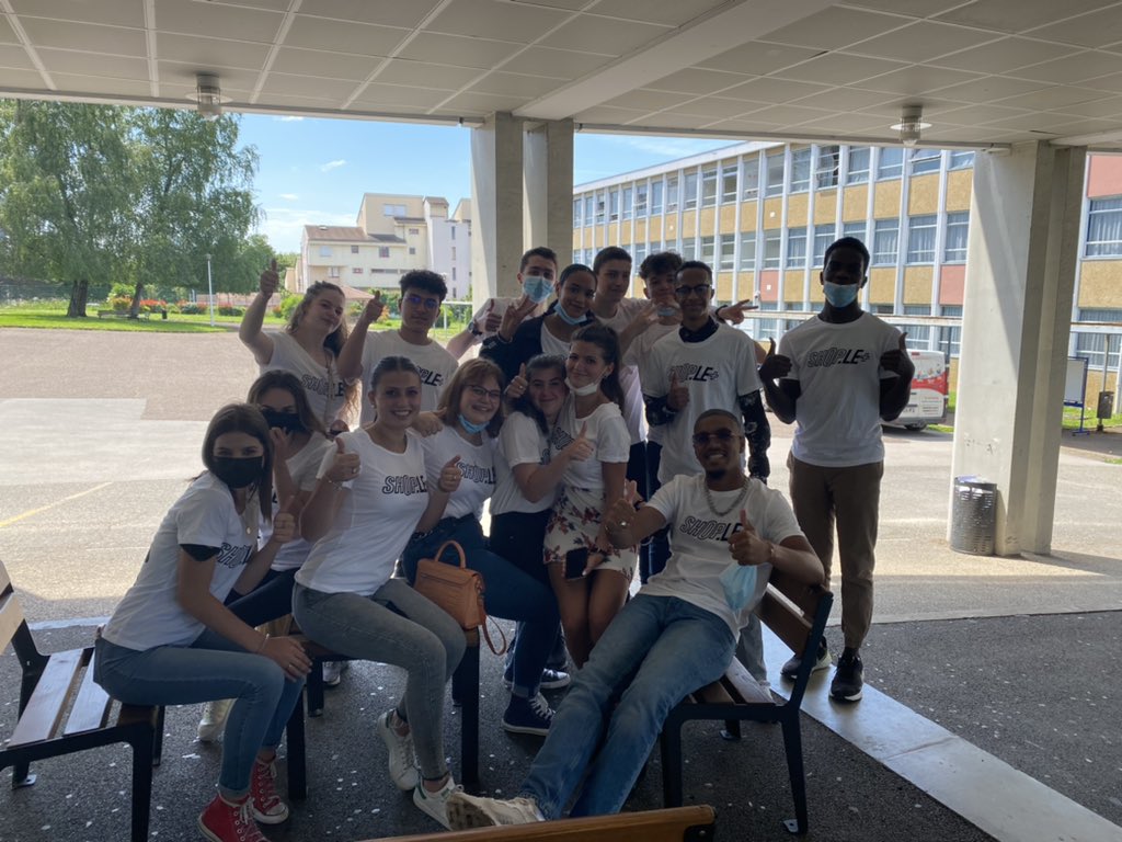 Projet chef d’œuvre, Projet Shople +. Oralité, compétences pro et de langage. Convivialité et retrait du masque le temps d’une photo. Merci aux collègues profs (mesdames Piard et Vielle). Les élèves sont ravis 🤩