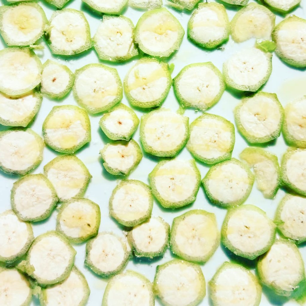 verdurando's tweet photo. Se o alimento não tem agrotóxico pode consumir inteirinho 💕💕

🍌CHIPS DE BANANA VERDE (com casca)

Corte as bananas verdes e rodelas bem finas, regue com azeite e sal. Leve ao forno até dourar.

#verdurandosempre 
#comidadequalidade 
#receitafacil 
#dica
#fácil
#eattherainbow https://t.co/9WB0pUZJcl