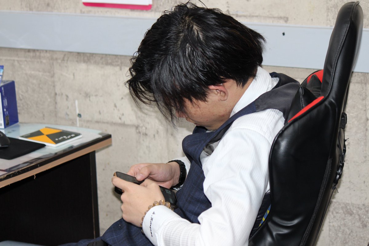 OFFWHITE1120's tweet photo. スタッフAが携帯見ている時の写真

人生積んだ感じの写真をとれました（笑）

相談いつでものりますぜ😂 https://t.co/ijaLPkiRhU