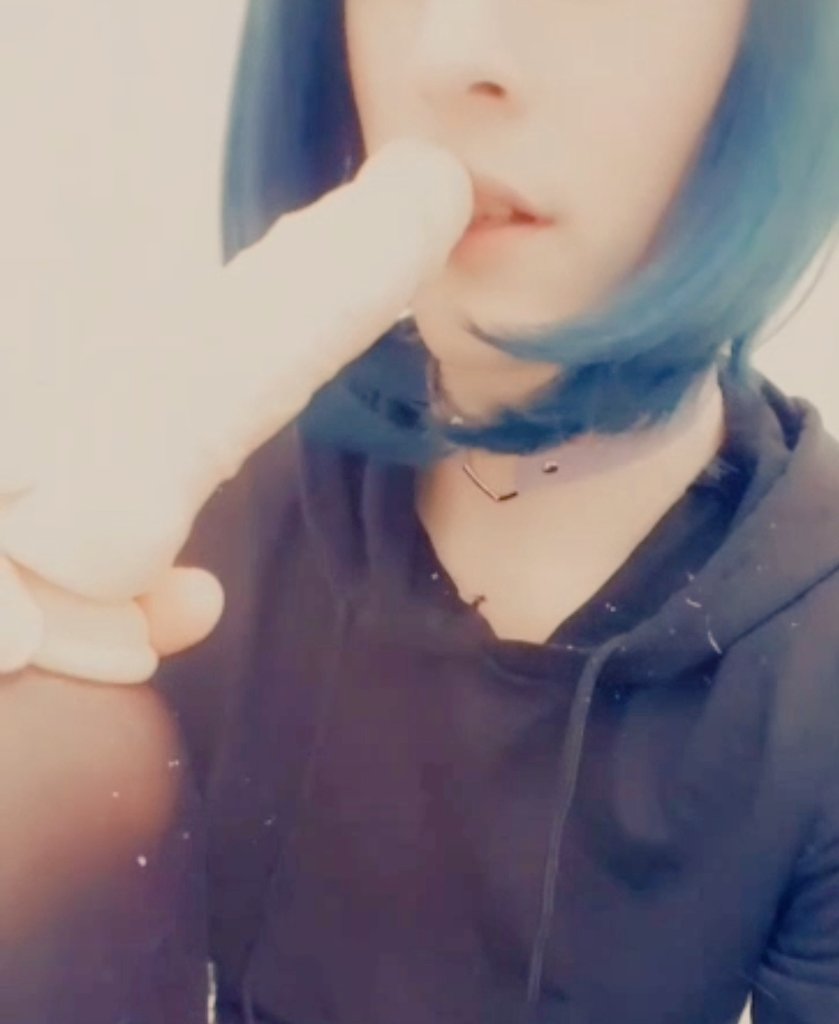 FlorineFem's tweet photo. Whoever retweets this gets this short #blowjob clip into their dms ❤️😜

#femboy #trans #sissy #skirt #stockings #dildo #lips https://t.co/QCV9DFItzW