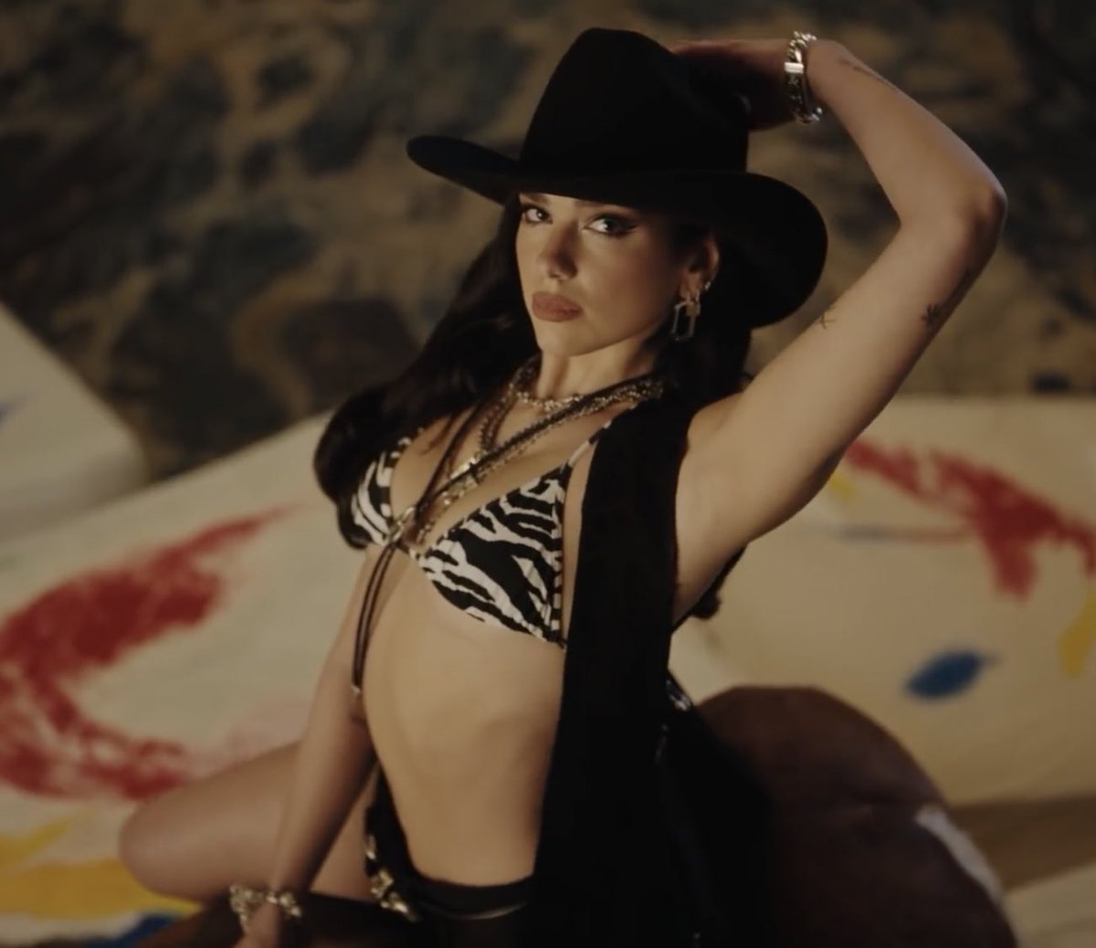 dlipasafety's tweet photo. DUA LIPA IN THE LOVE AGAIN MV LOOKING STUNNING 

LOVE AGAIN OUT NOW https://t.co/7nkO4wKYPn
