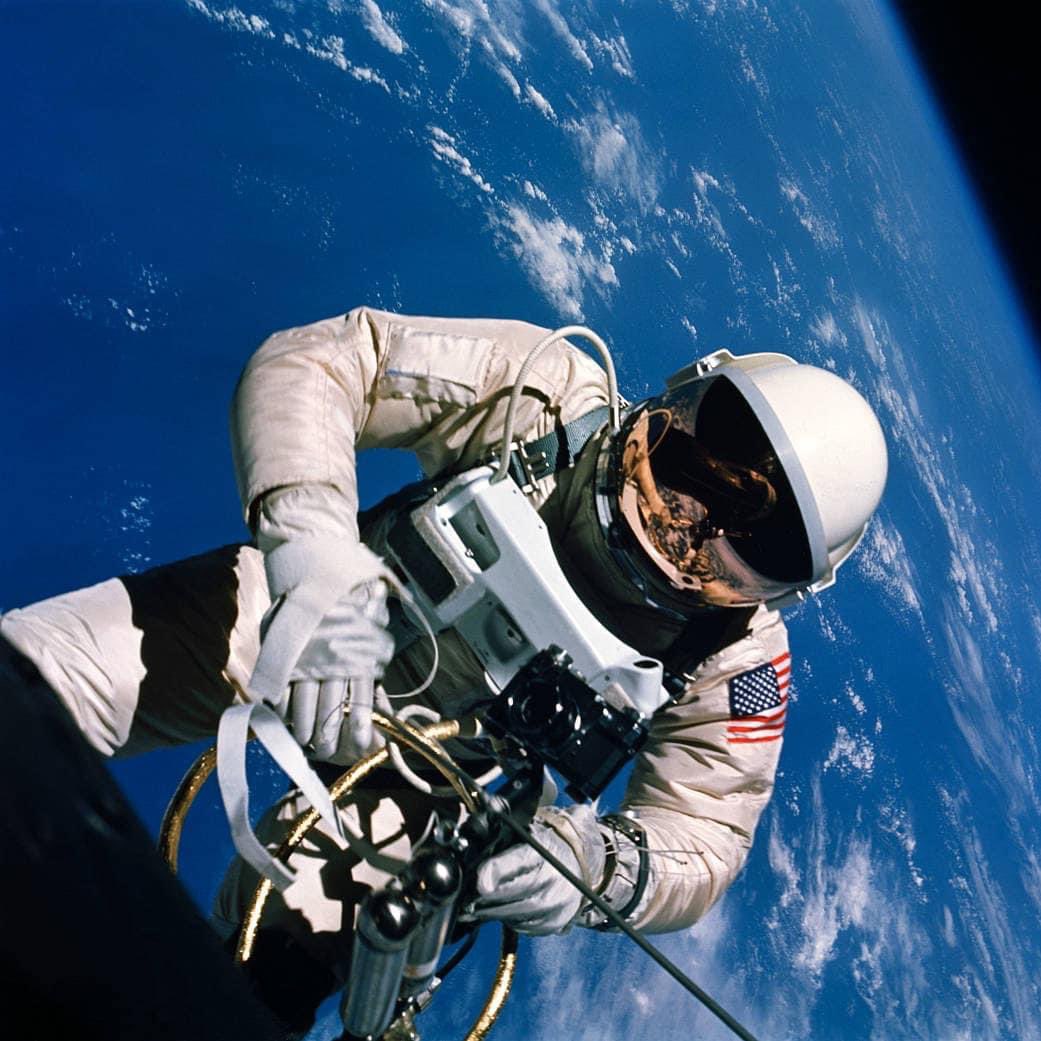 anto_piazzolla's tweet image. 56 anni fa, nel 1965, #EdWhite diventava il primo americano ad effettuare una #EVA (attività extraveicolare), con la capsula #Gemini4. Fu preceduto dal cosmonauta #AleksejLeonov, in piena corsa allo #spazio!

👉🏻 per acquistare il mio libro: antoniopiazzolla.it/2021/05/03/in-…