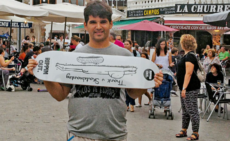 gonbans's tweet photo. 🛹 🔪 “Dio su vida por los demás para que pudieran salvarse”. Es el mejor resumen de la actuación de Ignacio Echeverría, más conocido como el héroe del monopatín, en los atentados yihadistas de Londres. Se cumplen 4 años de su muerte. Recordemos su acto heroico. HILO. https://t.co/kg8A9cGdhS