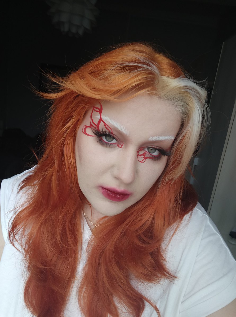 limoncurd_'s tweet photo. J'ai tenté de faire un liner comme @mua_agapi, c'est dur omg mais j'adore le rendu 🥴
#makeup #graphicliner https://t.co/f9MrNnILwz