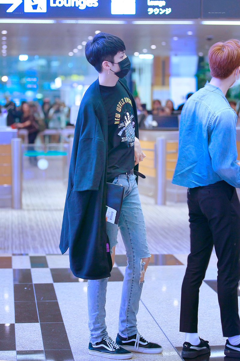 timeto_wooseok_'s tweet photo. 20170604 SIN 출국

© 수버니어 님

#우석 #정우석 #wooseok #펜타곤 #PENTAGON @CUBE_PTG https://t.co/WJlcSeGHn2