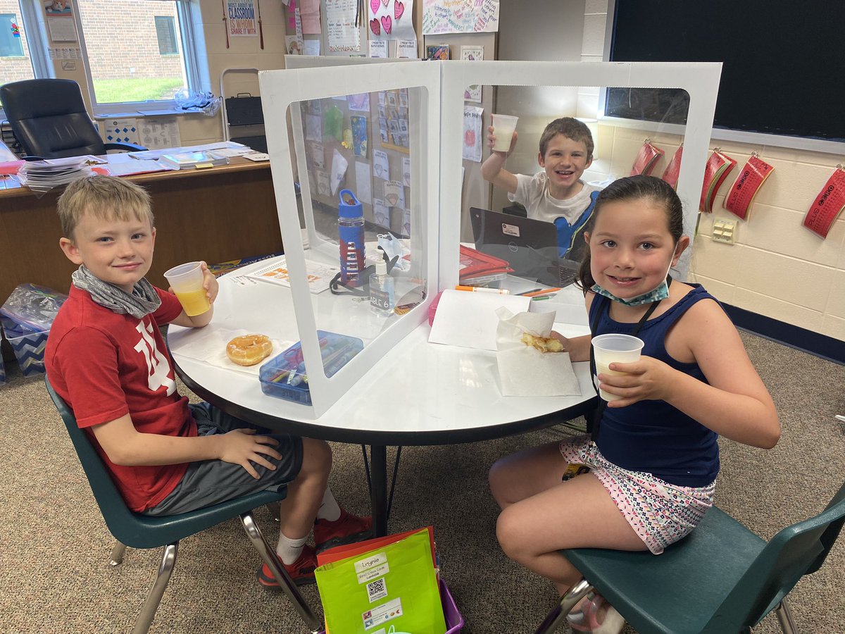 HornadayTweets's tweet photo. Happy National Doughnut Day! #Day3of10DayCountdown #2ndGrade #DoughnutDay @mvcsc_district @FESElem #WeRMV https://t.co/GsDcS8z8KE