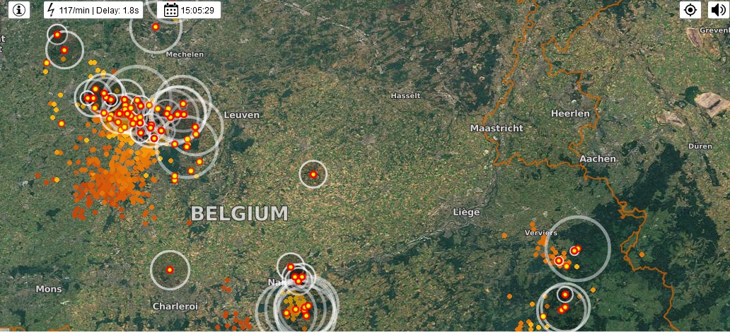 WsNL_Henry's tweet photo. Bij de zuiderburen is het inmiddels bal #Onweer #StcNL https://t.co/deMpnJ3zdm