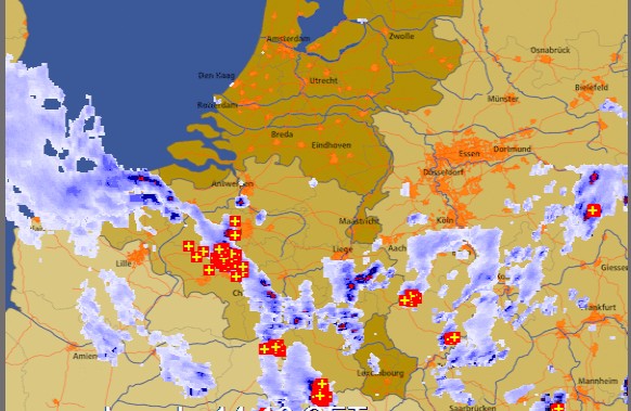 WsNL_Henry's tweet photo. Bij de zuiderburen is het inmiddels bal #Onweer #StcNL https://t.co/deMpnJ3zdm