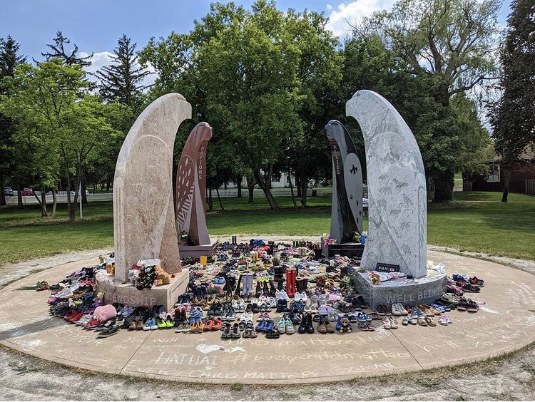 ArtsHWDSB's tweet photo. Six Nations artist David M. General created ‘Eagles Among Us’ for @cityofhamilton public art collection. Community members have honoured the 215 indigenous children found by  Tk’emlúps te Secwépemc First Nation. A powerful &amp; beautiful sculpture &amp; a powerful &amp; beautiful tribute 🙏 https://t.co/rb8jYA5vnO
