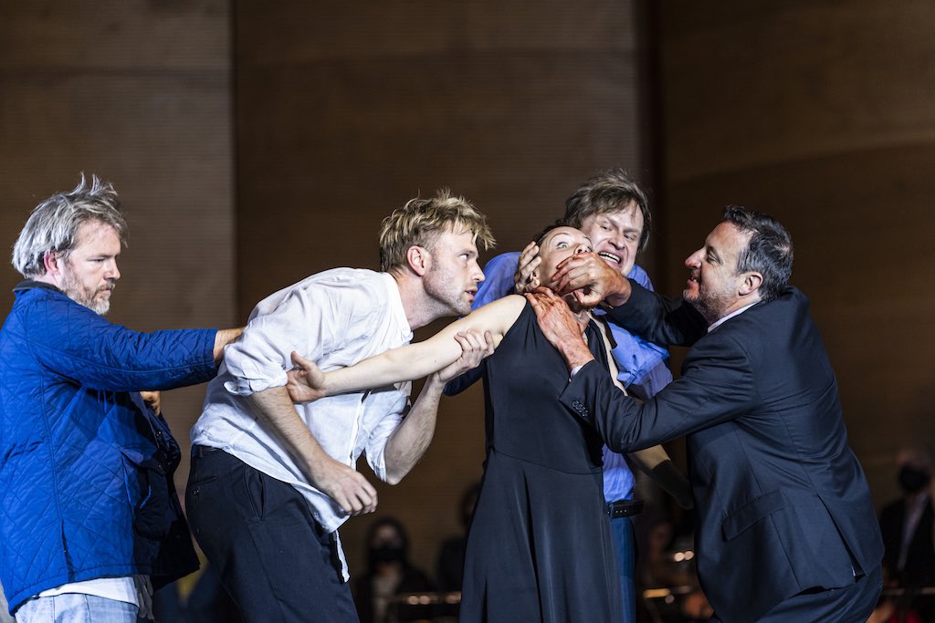 BenjaminAppl's tweet image. From tonight onwards (7pm) you can watch our production of Bach‘s Johannespassion for six months on @OperaVision_eu. A highly moving version by Calixto Bieito with @talenslyriques &amp;amp; wonderful soloists at @theatrechatelet . 

operavision.eu/fr/bibliothequ…
