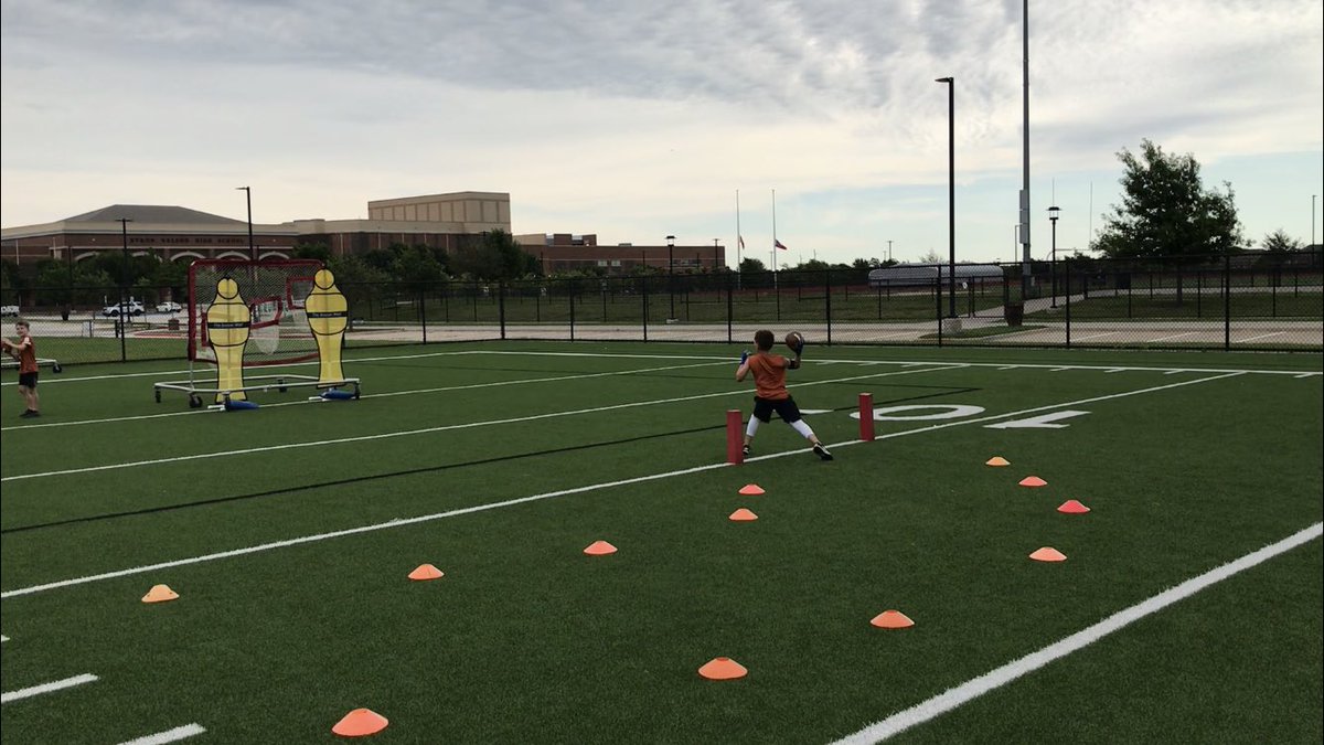 ByronNelsonFB's tweet photo. 185 campers at the 1st-6th grade Bobcat Football camp! It was a blast getting to work with them and watch their skills grow over the last few days. https://t.co/fFtXsqB7Sw