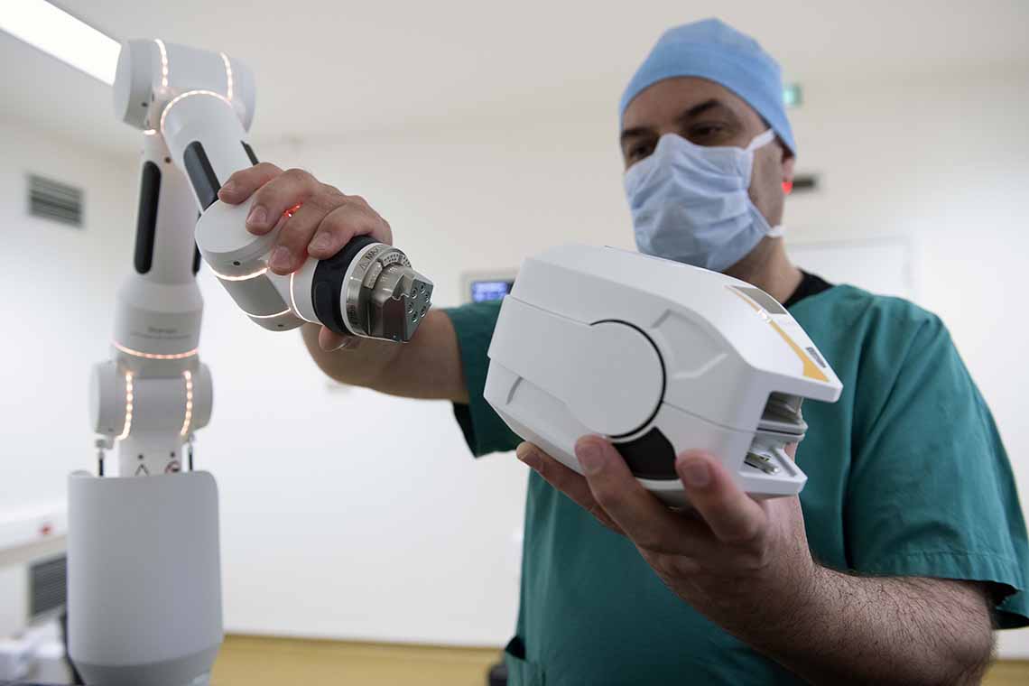 Cette suite robotisée chirurgicale, ce sont 3 équipements :

1️⃣un robot d'imagerie mobile #LoopX
2️⃣un système de navigation #curve
3️⃣le bras robotisé #Cirq 

(Crédit C. Jouannet)