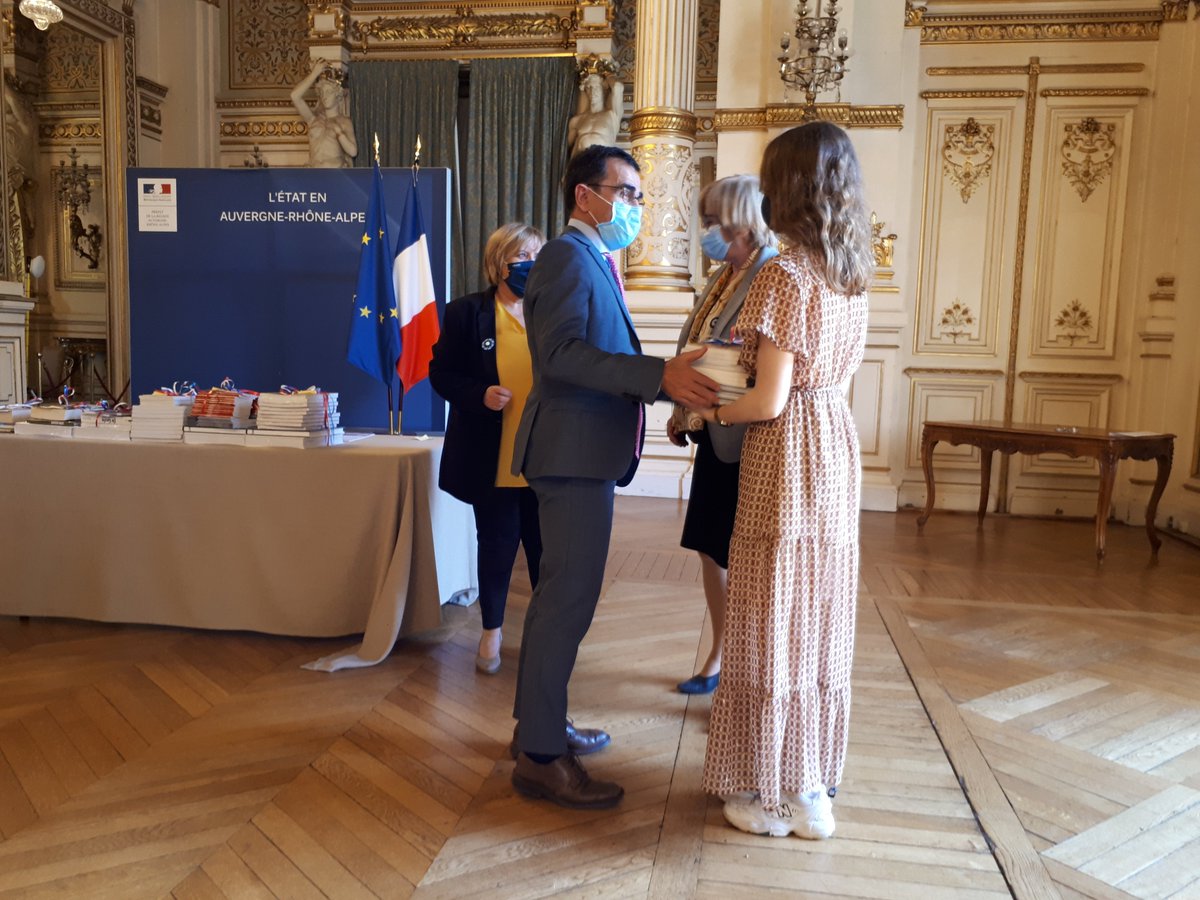 Dsden69's tweet photo. Cérémonie de remise des prix du #CNRD avec @prefetrhone et @onacvg sur le thème "1940. Entrer en résistance. Comprendre, refuser, résister" avec M. Carrière, inspecteur d'académie, et Mme Dindar, préfète. Merci aux participants et bravo aux lauréats👏➡️ https://t.co/QU0CGT8nhA https://t.co/vtcqfViySW