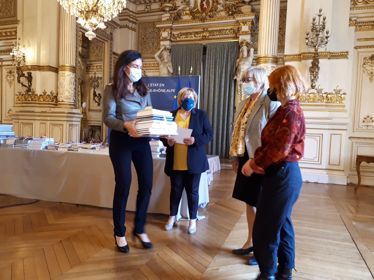 Dsden69's tweet photo. Cérémonie de remise des prix du #CNRD avec @prefetrhone et @onacvg sur le thème "1940. Entrer en résistance. Comprendre, refuser, résister" avec M. Carrière, inspecteur d'académie, et Mme Dindar, préfète. Merci aux participants et bravo aux lauréats👏➡️ https://t.co/QU0CGT8nhA https://t.co/vtcqfViySW