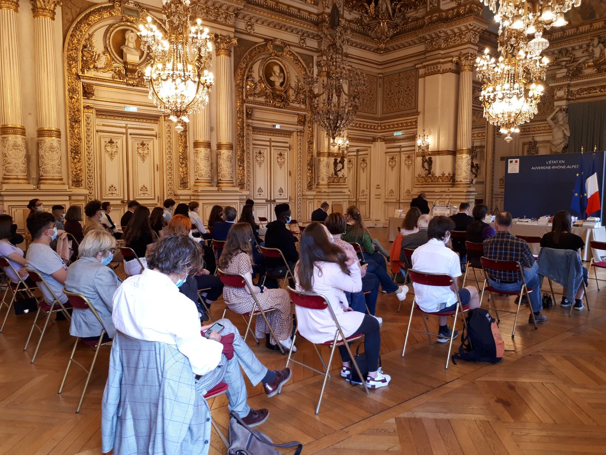 Dsden69's tweet photo. Cérémonie de remise des prix du #CNRD avec @prefetrhone et @onacvg sur le thème "1940. Entrer en résistance. Comprendre, refuser, résister" avec M. Carrière, inspecteur d'académie, et Mme Dindar, préfète. Merci aux participants et bravo aux lauréats👏➡️ https://t.co/QU0CGT8nhA https://t.co/vtcqfViySW