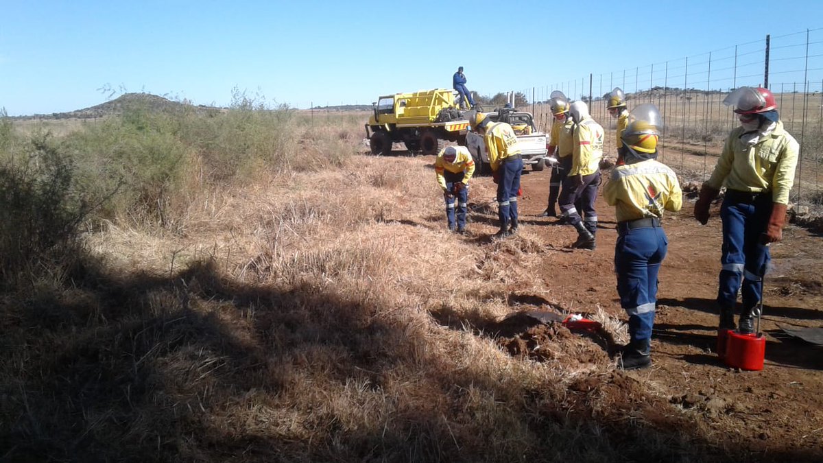 wo_fire's tweet photo. #WOF_NW's Castello and Highveld teams are assisting the Potchefstroom Fire Protection Association by conducting fire breaks at the Soetvelde Farm.
#IntegratedFireManagement
@environmentza https://t.co/9FGPnM9r9R