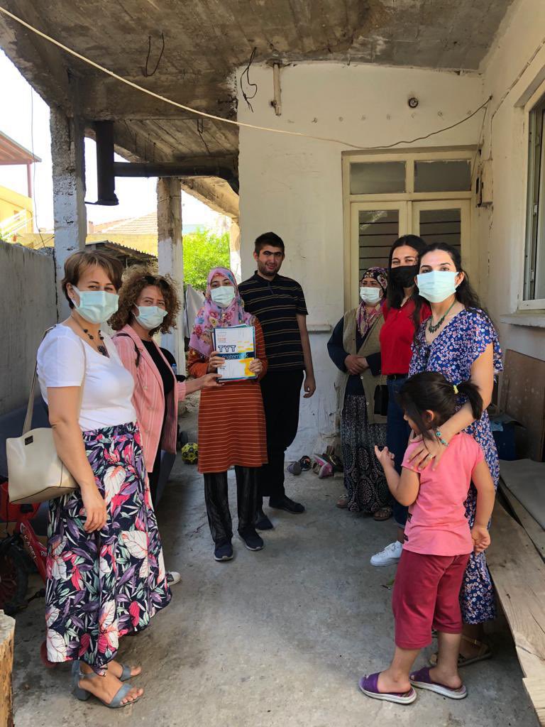 1000 Okul Muğla (@binokulmugla) on Twitter photo #1000Okul Projesi kapsamında Milas Mehmet Akif Ersoy ÇPAL aile ziyaretlerini sürdürüyor. Ziyaretlerde sınav destek, sağlık vb. konulara yer verildi.<a href="/ziyaselcuk/">Ziya Selçuk</a> <a href="/varmik/">Prof.Dr.Kemal Varın Numanoğlu</a> <a href="/aylinsengunt/">Doç. Dr. Aylin Şengün Taşçı</a> <a href="/IlikhanUygun/">sevil uygun ilikhan</a> <a href="/pervin_tore/">Pervin TÖRE</a> @MeslegimHayatim <a href="/MilasMAkifErsoy/">Milas Mehmet Akif Ersoy ÇPAL</a> #1000Okul Projesi kapsamında Milas Mehmet Akif Ersoy ÇPAL aile ziyaretlerini sürdürüyor. Ziyaretlerde sınav destek, sağlık vb. konulara yer verildi.<a href="/ziyaselcuk/">Ziya Selçuk</a> <a href="/varmik/">Prof.Dr.Kemal Varın Numanoğlu</a> <a href="/aylinsengunt/">Doç. Dr. Aylin Şengün Taşçı</a> <a href="/IlikhanUygun/">sevil uygun ilikhan</a> <a href="/pervin_tore/">Pervin TÖRE</a> @MeslegimHayatim <a href="/MilasMAkifErsoy/">Milas Mehmet Akif Ersoy ÇPAL</a>