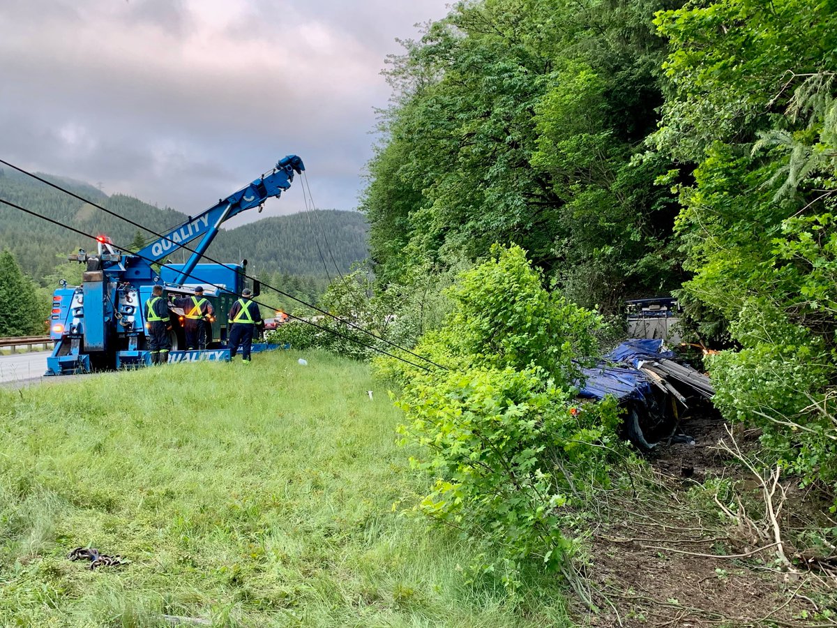 wspd2pio's tweet image. Just before 2am a semi went off the roadway WB 90 near MP 43.  The driver suffered a medical episode and unfortunately did not survive.  The passenger sustained bumps and bruises.  This will be a long term recovery effort.  #UseCaution through the area.
