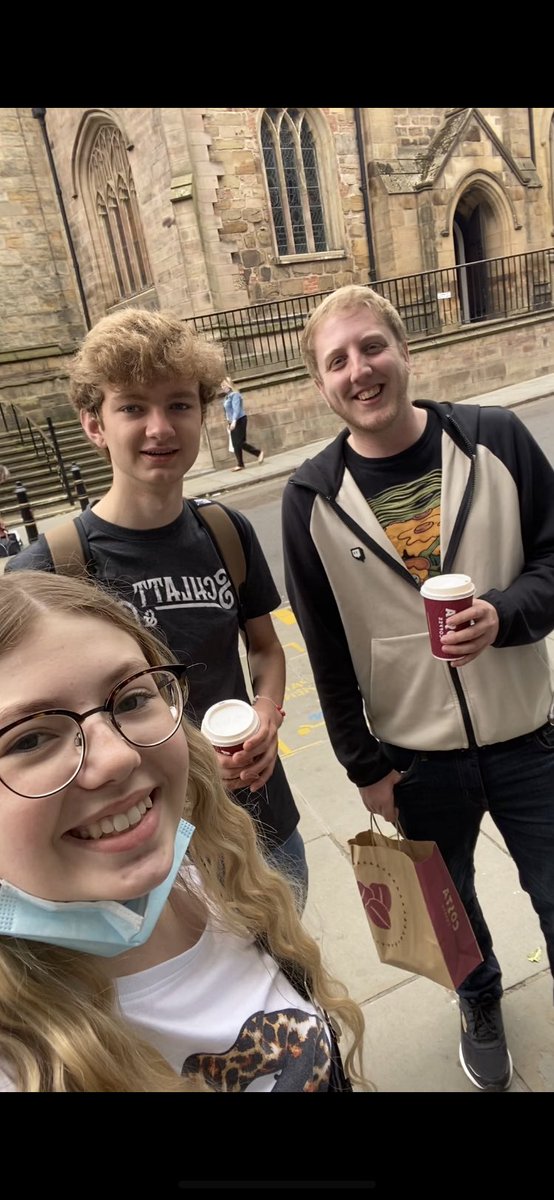Mia_jay47xo's tweet photo. just met @tommyinnit and @Ph1LzA , thank you phil for the bracelet :) <3 #dsmp #tommyinnit #philza https://t.co/TwUx6YQ6wB