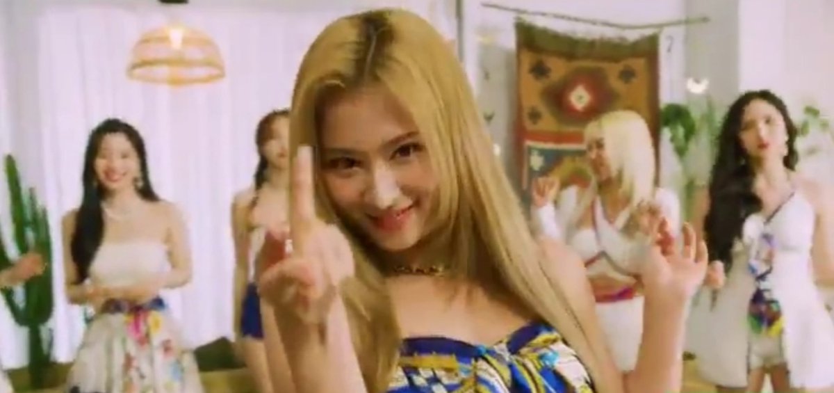 sanapics's tweet photo. EXCUSE ME MISS MINATOZAKI SANA MA'AM??? https://t.co/MPCYiZ2FqE