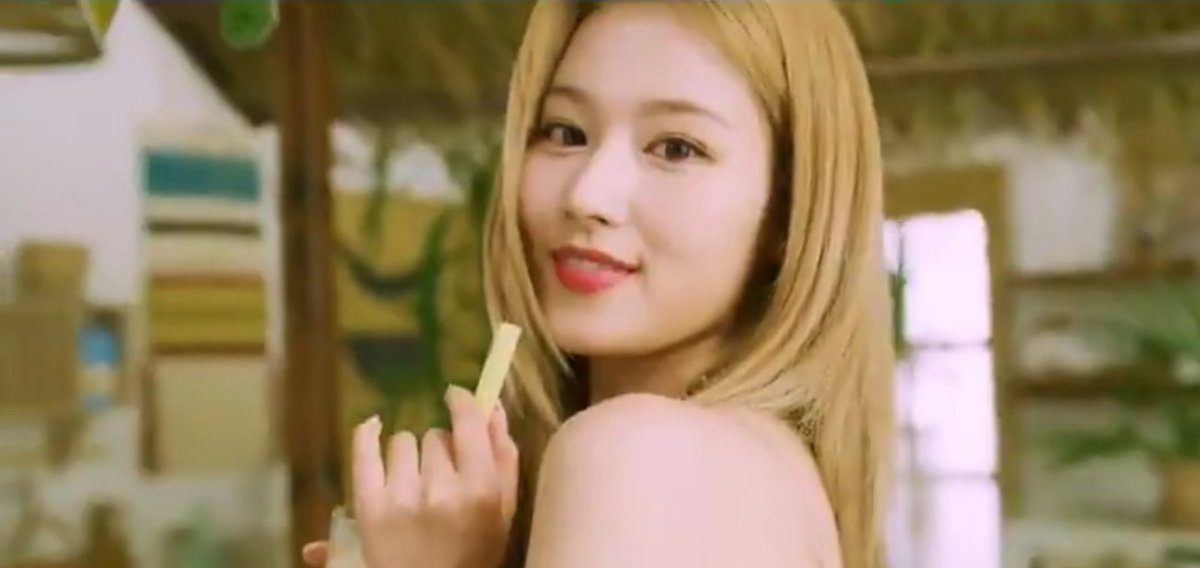 sanapics's tweet photo. EXCUSE ME MISS MINATOZAKI SANA MA'AM??? https://t.co/MPCYiZ2FqE