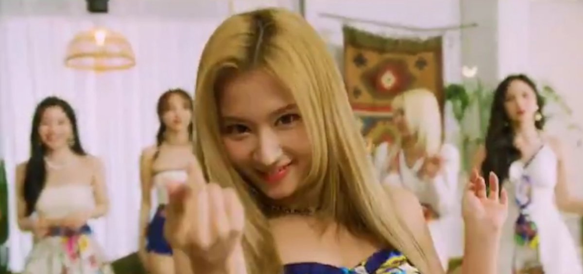 sanapics's tweet photo. EXCUSE ME MISS MINATOZAKI SANA MA'AM??? https://t.co/MPCYiZ2FqE