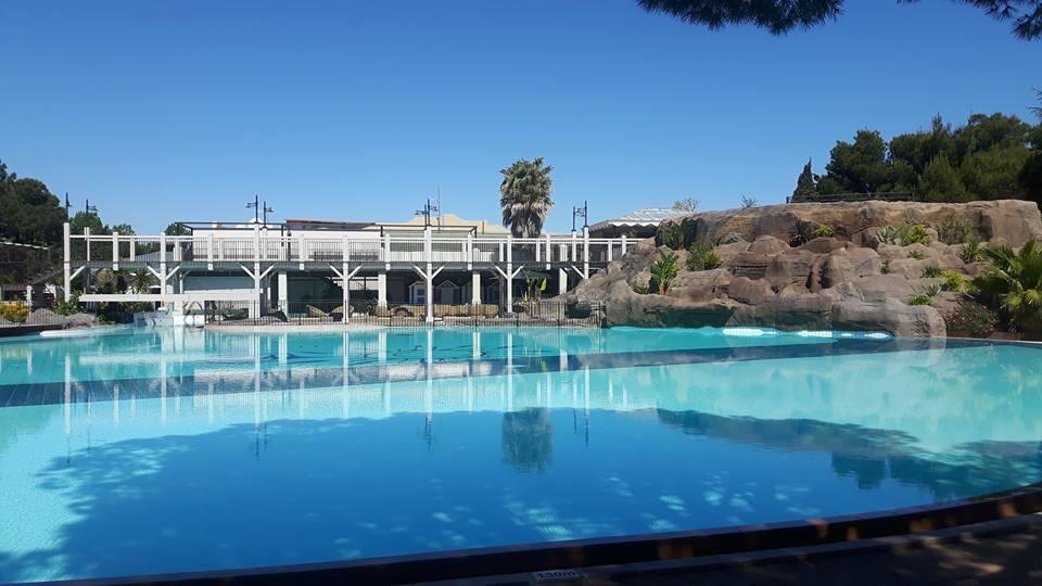 izicamp's tweet photo. ☀️ Encore quelques dates disponibles à la réservation dans le mobil-home 5 étoiles ⭐⭐⭐⭐⭐ de Pierre, au sein du Camping Le Soleil, à Argelès-sur-Mer.

À deux pas de la plage ; piscine californienne et bain bouillonnants...
Le luxe à partir de 416,99 € la semaine ! 😃 https://t.co/fBCIaTRVXn