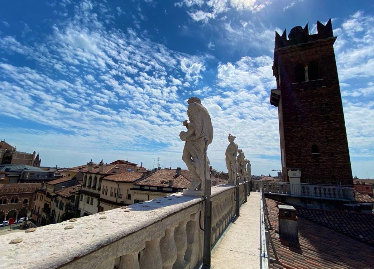 Ecco come le statue della terrazza di Palazzo Maffei osservano Piazza delle Erbe. Da sinistra a destra, Apollo, Mercurio, Venere, Giove ed Ercole. Le statue, realizzate in tufo, sono state scolpite dal bolognese Gabrielle Brunelli. #4giugno #piazzadellerbeverona #veronaromana