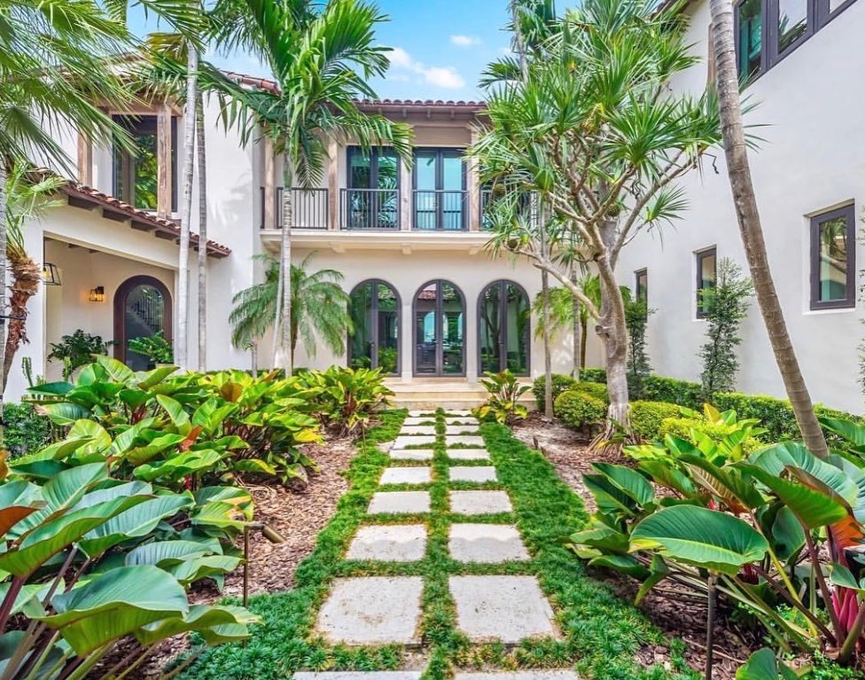 BHarrisHomes's tweet photo. 💥💥 Thank YOU, Miami Heat, for selecting WADE 5th overall in the 2003 Draft.
Thank YOU, for grinding every night and giving the fans 1,000%.
Thank YOU, for 3 spectacular Championships. 🏆🏆🏆
And the Biggest THANK YOU, for entrusting ME to sell your incredible home.

@DwyaneWade https://t.co/dMZibXEvm8