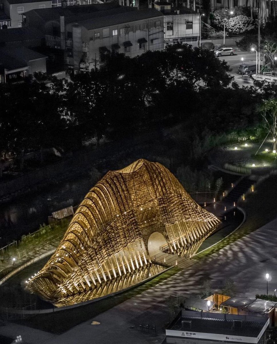 parametricarch's tweet image. The Pavilion by ZuoStudio expresses the natural beauty of Taichung, Taiwan 🇹🇼. Drawing influence from imagery of Taiwan’s central mountain range, the occupiable pavilion emanates a landform surrounded by water. 

(📸 by Shih-Hong, Yang) 

#Bamboo #BambooStructure #timber #wood