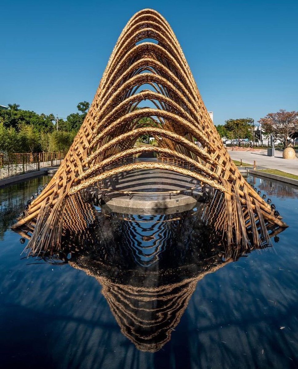 parametricarch's tweet image. The Pavilion by ZuoStudio expresses the natural beauty of Taichung, Taiwan 🇹🇼. Drawing influence from imagery of Taiwan’s central mountain range, the occupiable pavilion emanates a landform surrounded by water. 

(📸 by Shih-Hong, Yang) 

#Bamboo #BambooStructure #timber #wood