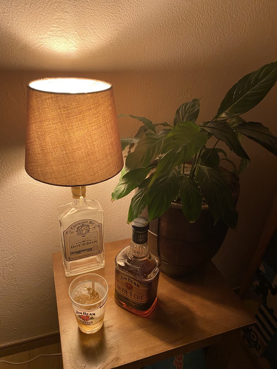 slc6271's tweet photo. 今夜はゲストルームをお借りしてストレートバーボン🥃
JIM BEAM DEVIL’S CUT 

https://t.co/d8V8MRocnz — 場所: 自宅のゲストルーム https://t.co/IzbuJVFAip