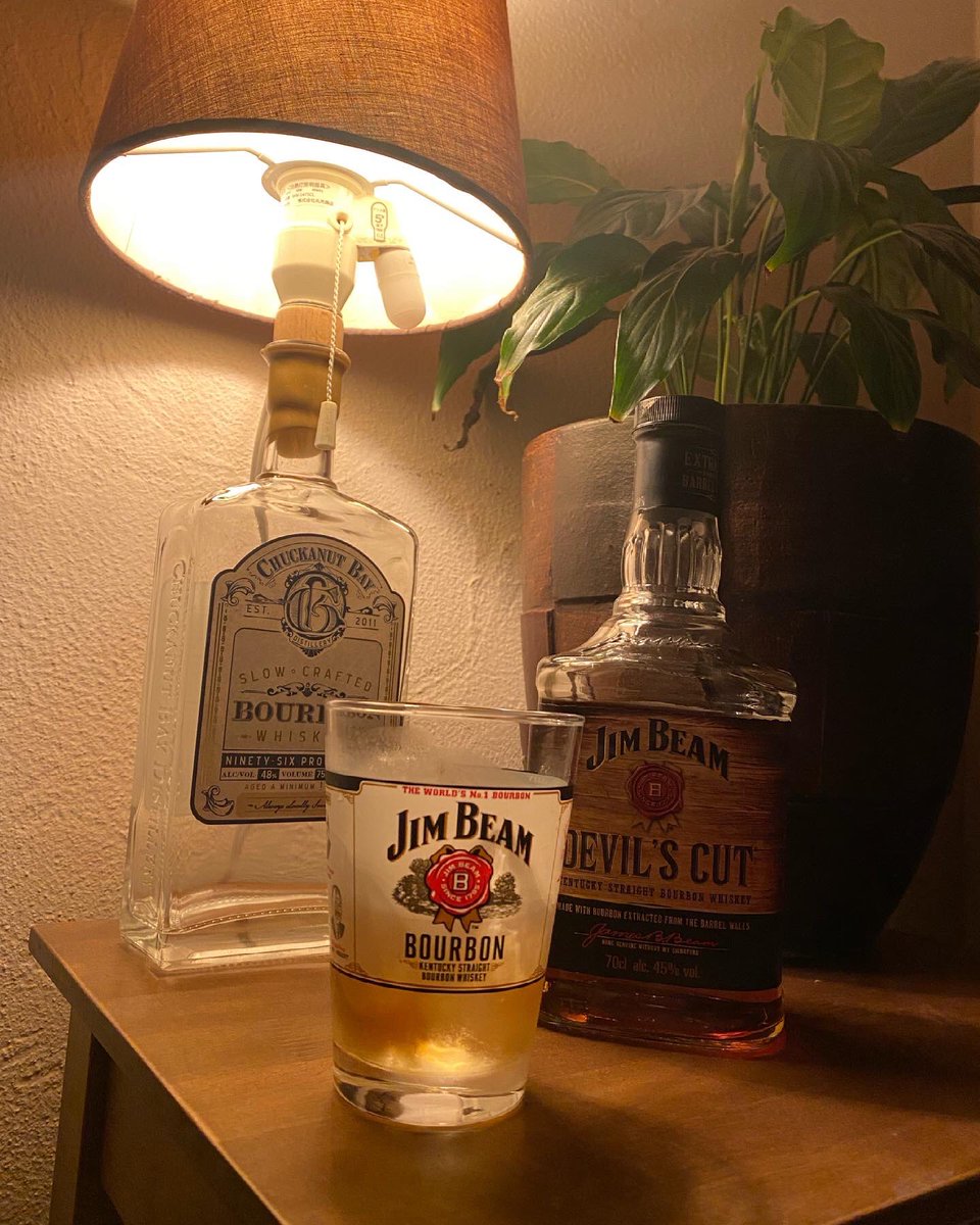 slc6271's tweet photo. 今夜はゲストルームをお借りしてストレートバーボン🥃
JIM BEAM DEVIL’S CUT 

https://t.co/d8V8MRocnz — 場所: 自宅のゲストルーム https://t.co/IzbuJVFAip