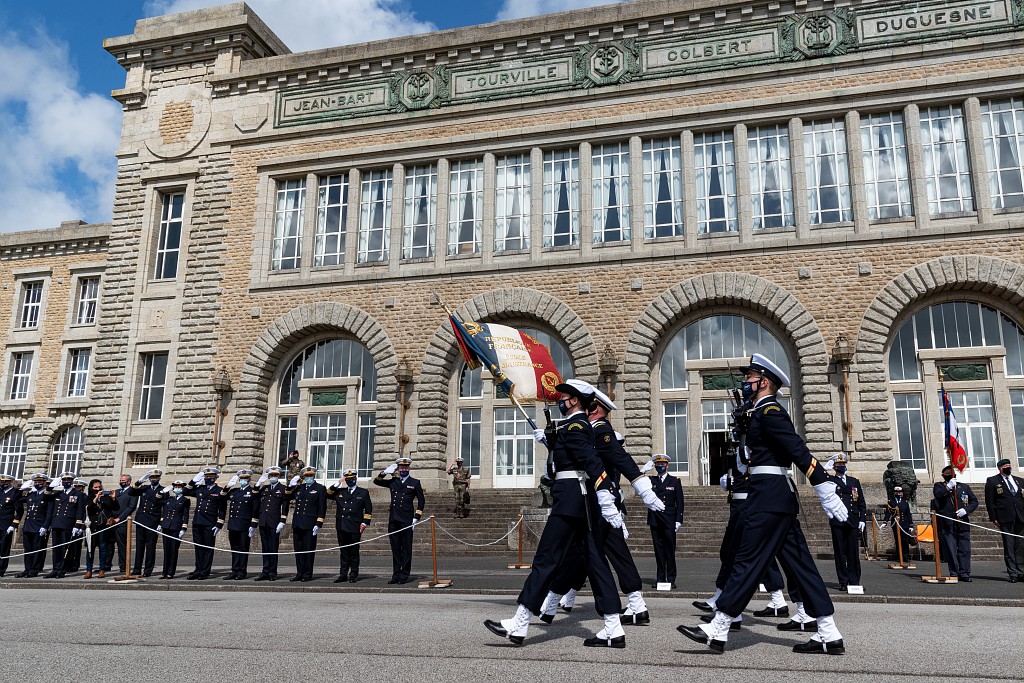 Le 18 mai, au CIN de Brest s’est tenue la présentation au Drapeau de la promotion "Bataille de la baie de Chesapeake" de l’École de Maistrance. Il s'agit d'un acte fondateur de la vie du marin au service du Drapeau et de ce qu’il incarne : la 🇫🇷 et ses valeurs. #CohesionDefense