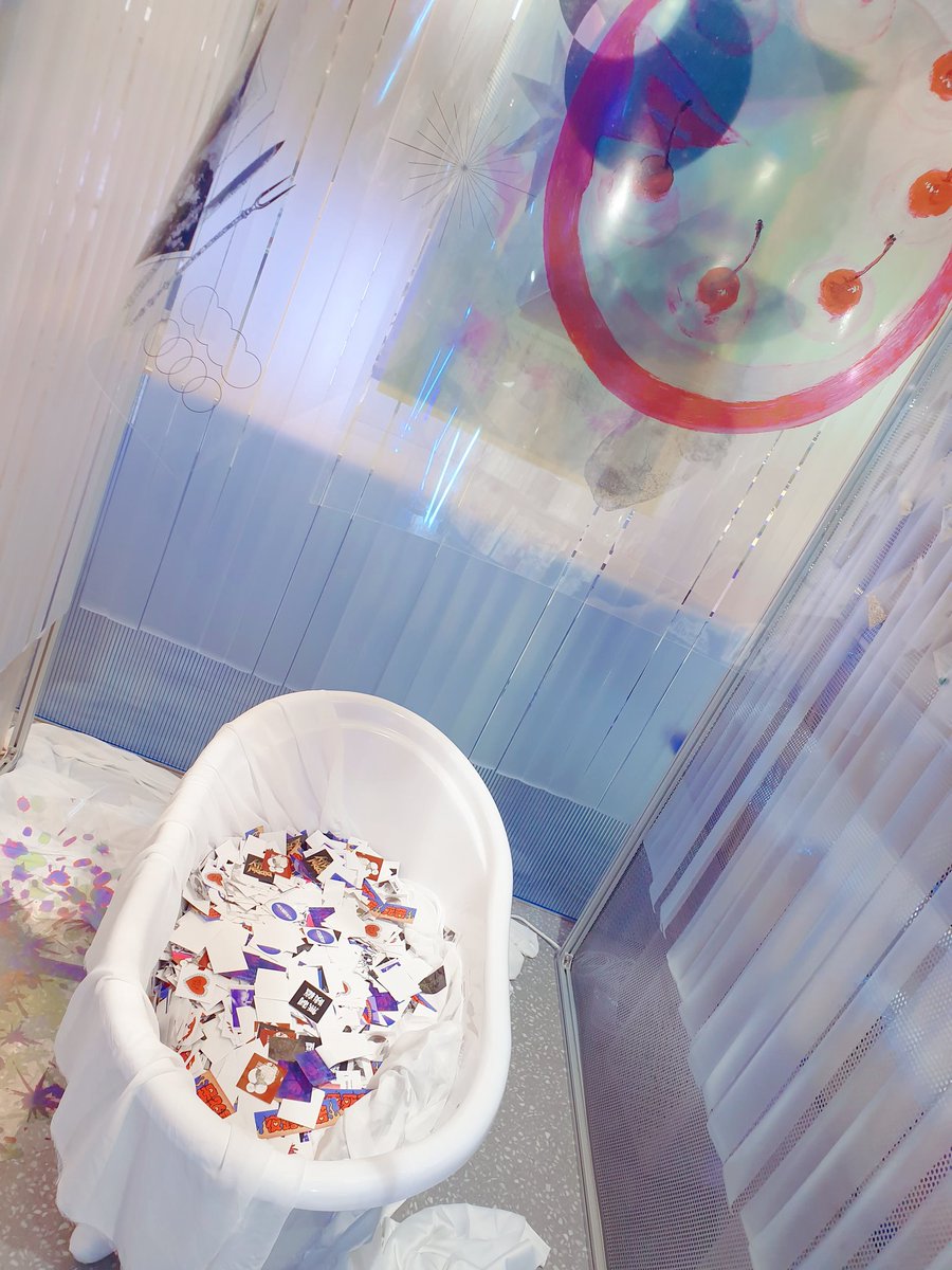 우연히 타임라인에서 전시회에 대한 공지를 봤는데 너무 재미있을것같다.. 꼭 가봐야겠다..그런 생각이 들어서 오늘 급하게<a href="/museion_shop/">무제이온</a> 다녀왔어요 (마감 1시간 전 들어온것같음ㅎㅎ) 원래 꾸미는 것을 많이 좋아하는 편이어서 너무 좋았어요!! 특히 욕조에 있는 스티커들!! 정말 짱이었어요!!🤩💕