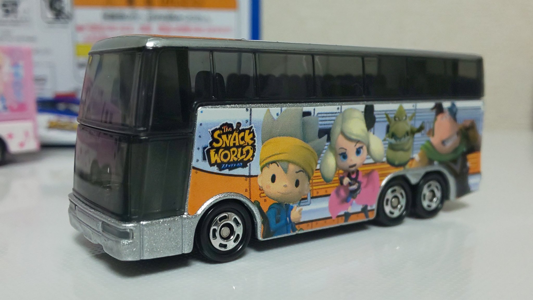 ミニカー写真館byぱぁたん 2階建てバスだけど 2階だけバス になっちゃったエアロキング 車体に描かれたスナックワールドなるコンテンツは初耳でしたが どうやらニンテンドースイッチのゲームソフトっぽい タカトミはゲームと連動した玩具を出していたよう