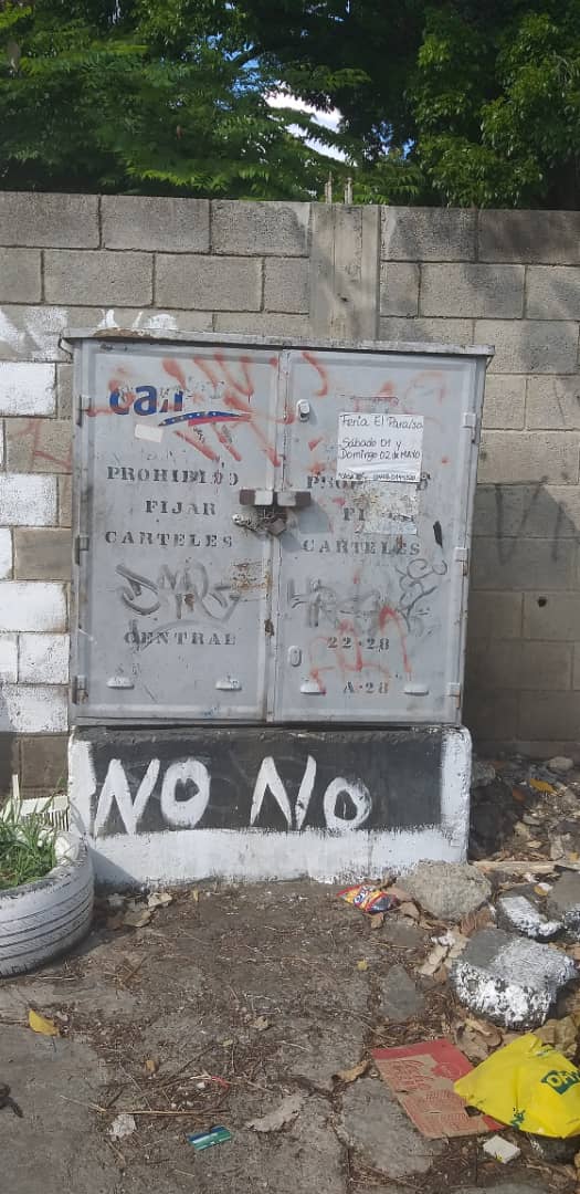 CMachadoActivo's tweet photo. @salaprensaCantv @JcpereiraCantv @turutadigitalCS @AlcaldiadeC @Mincyt_VE 
Uno de los cajetines en la calle los samanes #ABANDONADO #DETERIORADO, del paraíso, que da el servicio al parte del @CMachadoActivo 
#TresSemanasSinServicio #SinABA #SinCANTV #INCOMUNICADOS #SinRESPUESTA https://t.co/xnFI5AMTLx