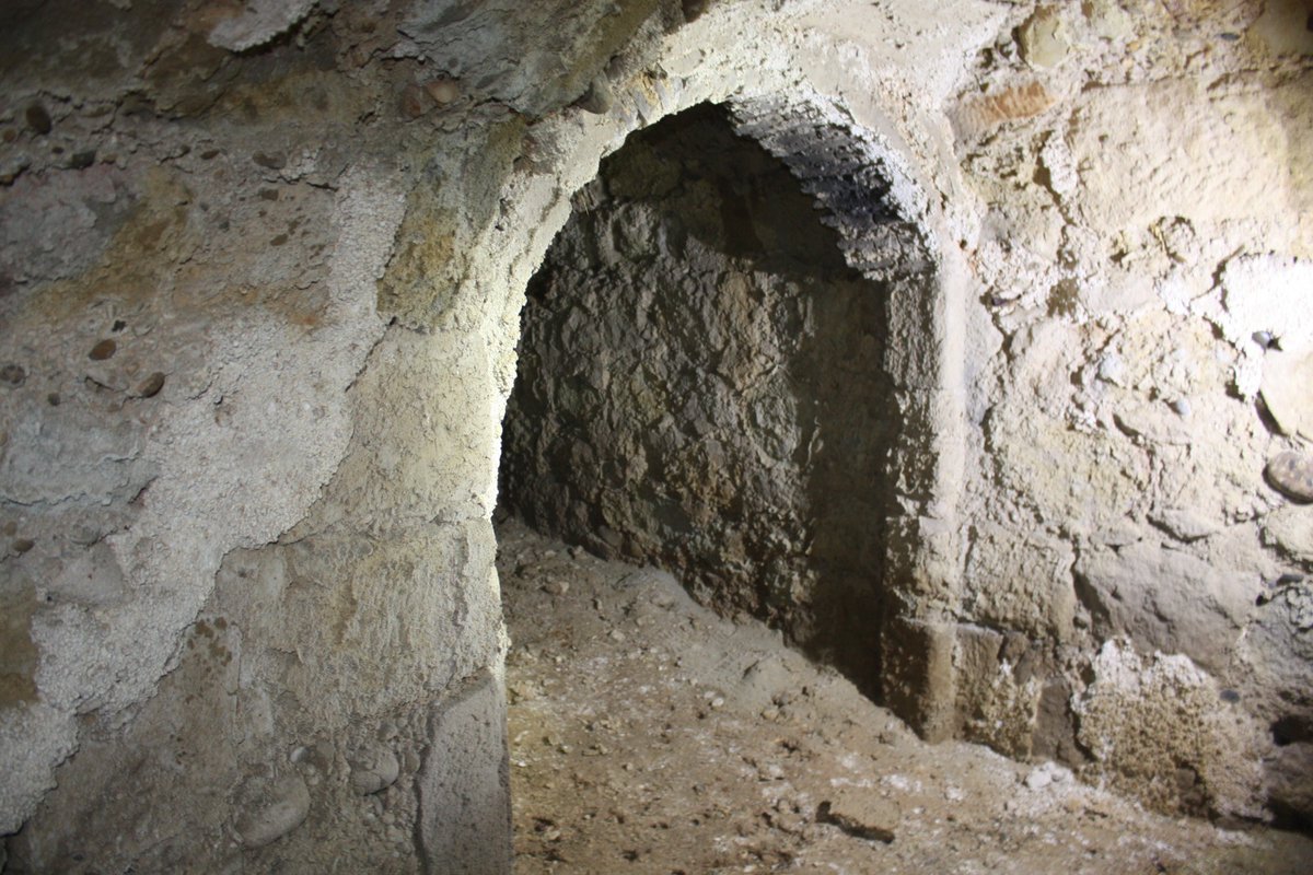 museunoguera's tweet photo. Localitzat el túnel de l'antic pou de gel a #Balaguer‼️ 
Es tracta de la galeria d'accés a la part superior del pou que es troba en molt bon estat de conservació i que data d'inicis del segle XVIII. També s'ha ubicat l'accés inferior. https://t.co/TrQ3yrAw9e