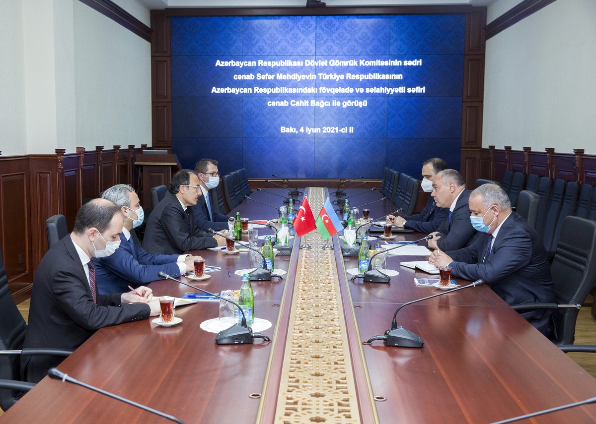 SafarMehdiyev_'s tweet photo. #Türkiyə Respublikasının  #Azərbaycandakı səfiri @CahitBagci ilə görüşümüzdə  iki qardaş ölkənin #iqtisadi-ticari münasibətləri, #ticarət dövriyyəsinin daha da artırılması, #gömrük orqanları arasında əməkdaşlığın perspektivləri  barədə ətraflı müzakirələr apardıq. https://t.co/H6VRGDYfUs