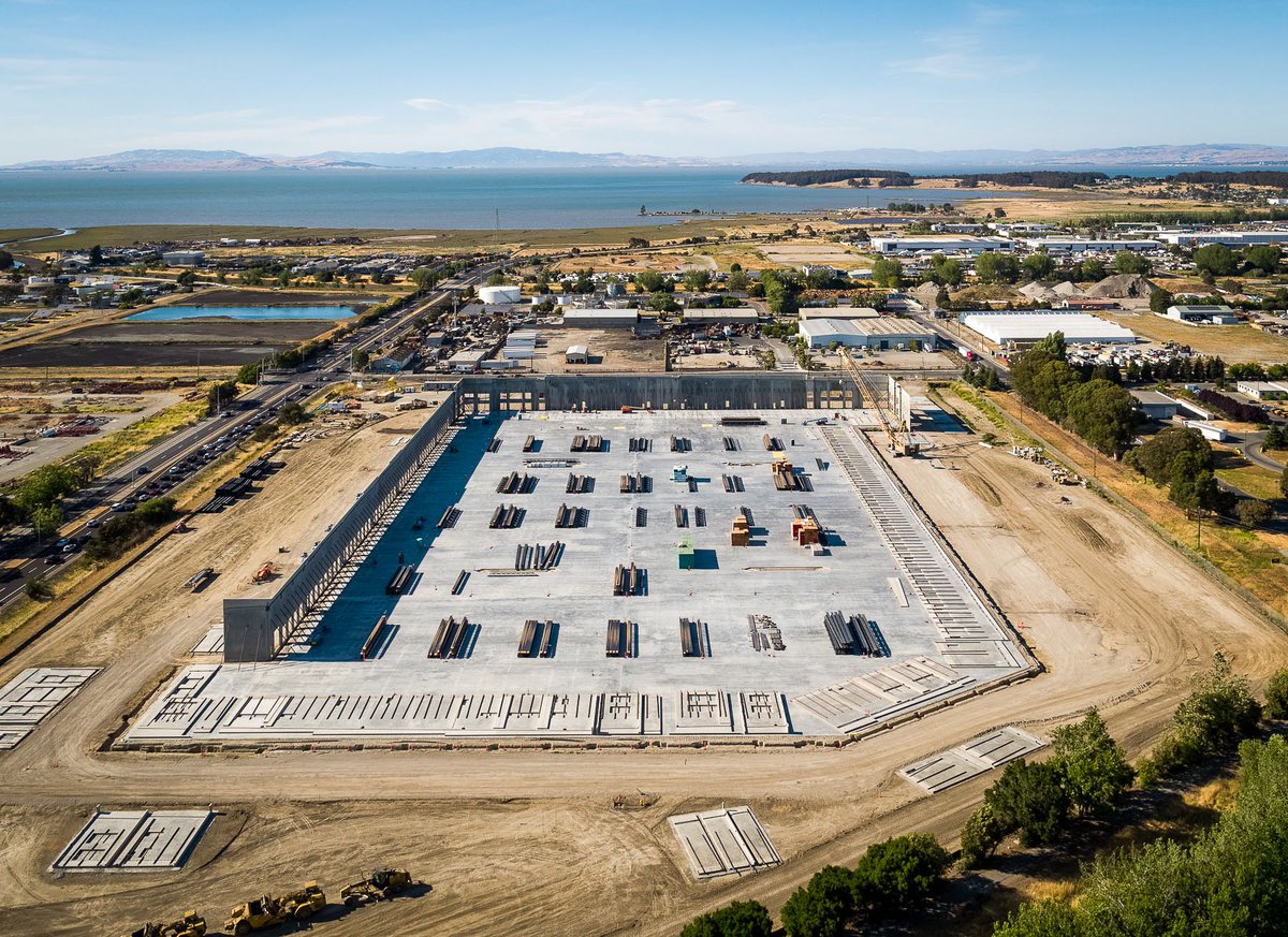 McShaneTweets's tweet photo. 500 Pittsburg is going vertical in Richmond, California! Installation of the tilt-wall panels began this week, and the panelized roof structure materials are laid out across the slab, ready to follow panel erection.
Owner: @BlackCreekGroup
#MCCWest #MCCBuilds https://t.co/B63WHNIhEI
