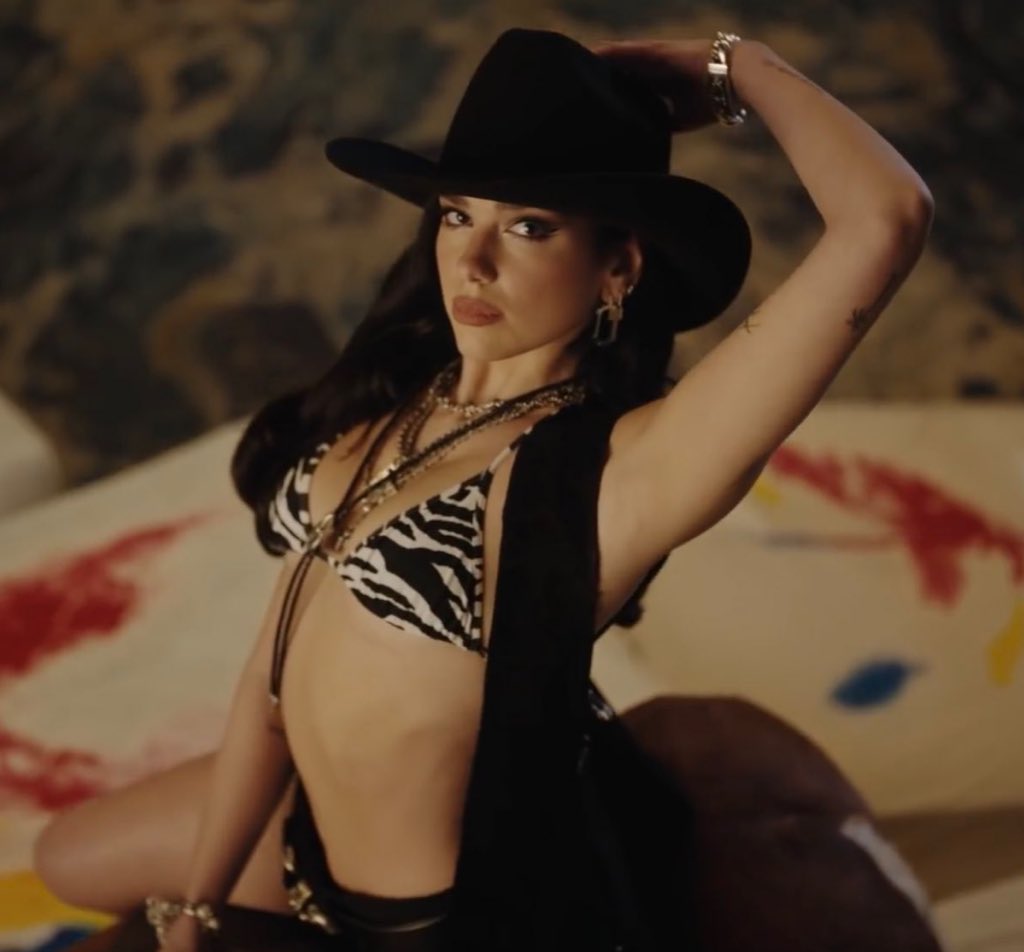 lghtsdua's tweet photo. Dios creó al hombre y como disculpa creó a Dua lipa https://t.co/rBwNZx4Er9
