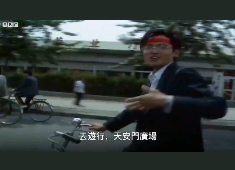 你是一面骑着自行车的镜子
在每年春天终结的地方
和我交错而过

我能从你的眼睛里 看到我自己
但我却变成不了你

为什么呢？！
我们明明有着一样的责任。