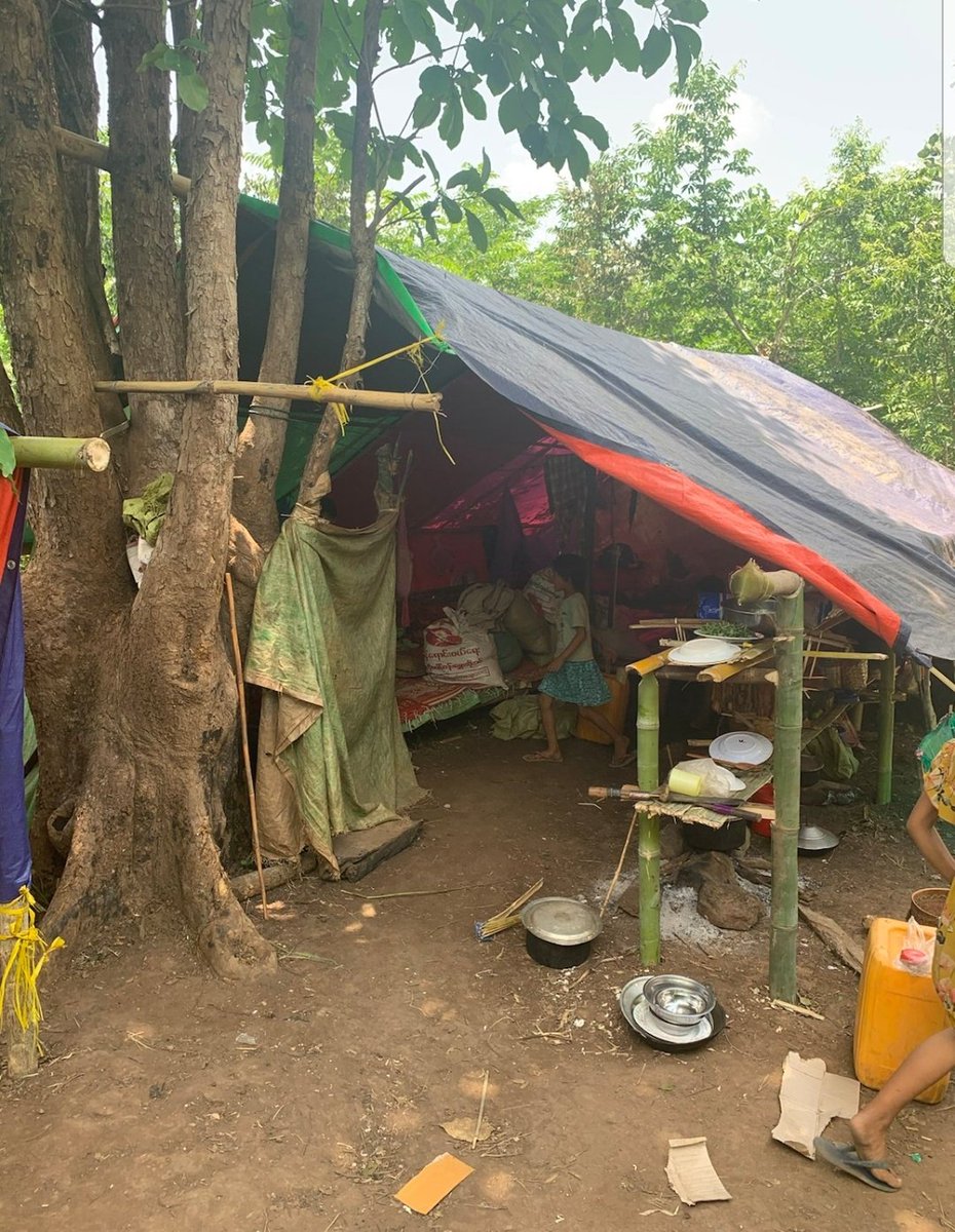 Many had already fled #Loikaw #Kayah state, eastern #Myanmar due to violent clashes. In 1 of camps seen in pics sent to me, some 1,000 of them living there trying to survive with whatever they can find. Unfortunately, those who didn't flee end up killed #WhatsHappeningInMyanmar